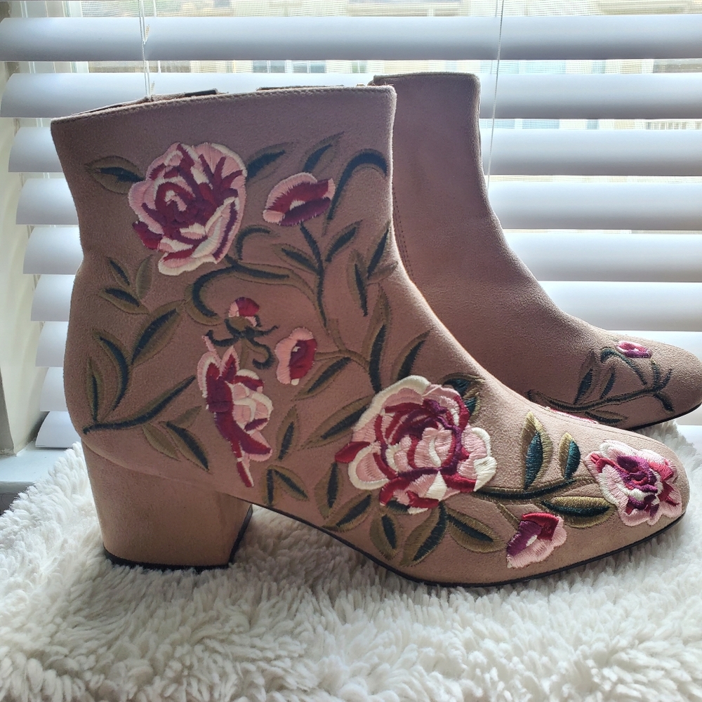 Woman boots with heel Black and Red, 11 W, Like New, Vintage look